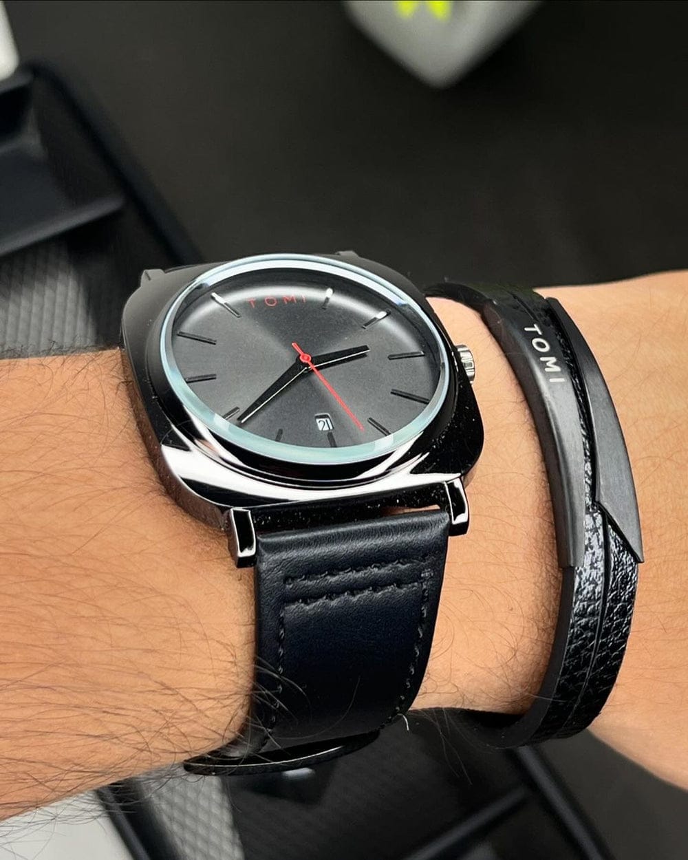 TOMI STYLISH LEATHER STRAP WATCH WITH BRACELET
